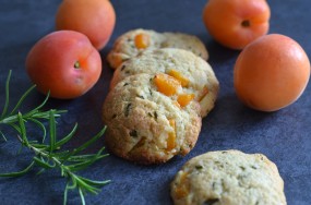 Cookies aux abricots frais et au romarin