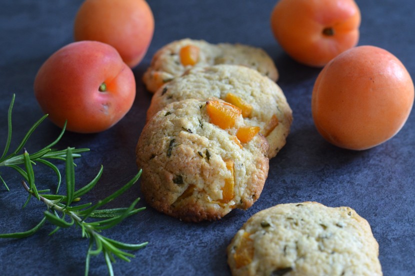 Photo Cookies aux abricots frais et au romarin