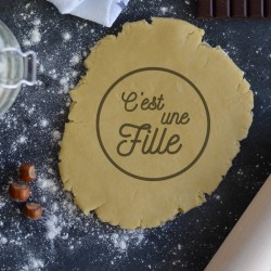 C'est une fille cookie cutter