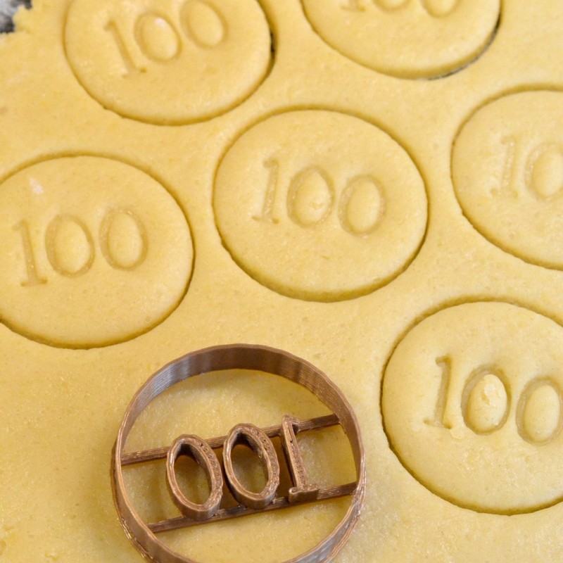 100 cookies. Печенье число. Маркировка печенья школьное. Печенье 100 доллары. Число 100 в виде печенья.