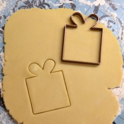 Gift cookie cutter contour