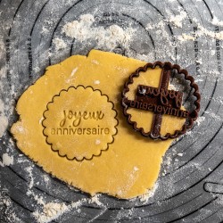 Joyeux anniversaire cookie cutter - scalloped circle