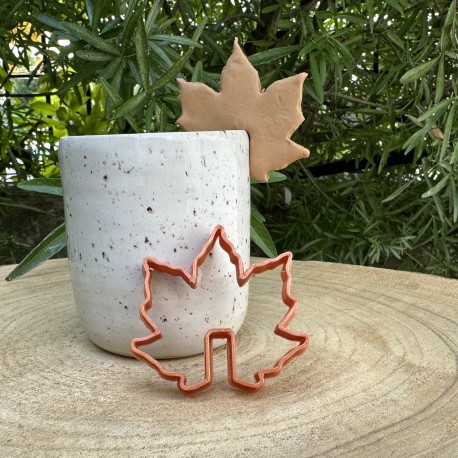 Emporte-pièce biscuit feuille accroché à une tasse