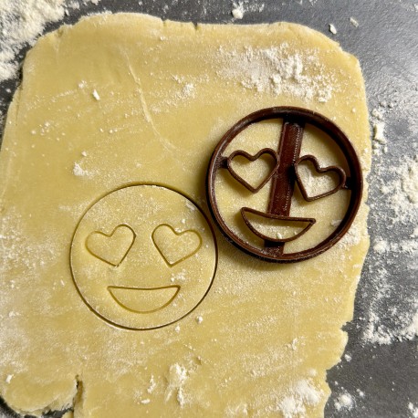 Eyes heart emoji cookie cutter