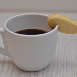 Emporte-pièce Gâteau aile accroché à une tasse