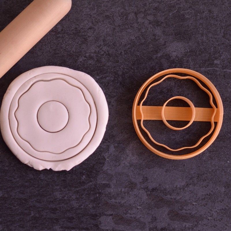 Kerafactum Emporte-pièce en forme de donut - En acier inoxydable - Diamètre  : 8 cm - Pour découper facilement des beignets : : Cuisine et  Maison
