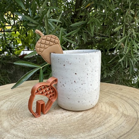 Emporte-pi&egrave;ce biscuit gland accroch&eacute; &agrave; une tasse