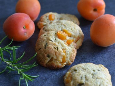 Cookies aux abricots frais et au romarin